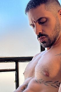 Julián Escort Masculino
