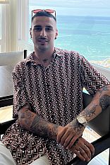 Aaron Escort Masculino