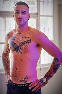 Aaron Escort Masculino