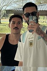 Two Guys Acompañante masculino