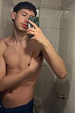 Tayler Mjes Male Masseur