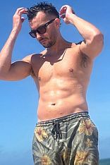 Valen Hetero Male Escort